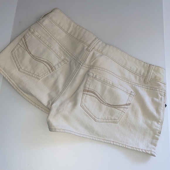 cream color jean shorts . Juniors Size 7. New Condition. NWOT - Picture 3 of 4